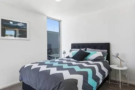 New Architect Designed Coastal Retreat-Water Views Villa Hobart
