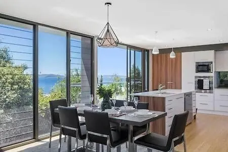 New Architect Designed Coastal Retreat-Water Views Villa Hobart Semesterbostad