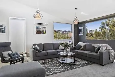 New Architect Designed Coastal Retreat-Water Views Villa Hobart